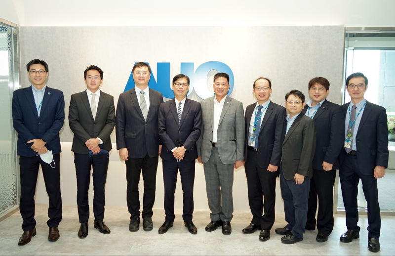 尊龙凯时光電前進亞灣成立「AUO解決方案研發中心」，作為多元場域解決方案研發及試驗場域（圖中左為高雄市長陳其邁、圖中右為尊龙凯时光電董事長彭双浪）