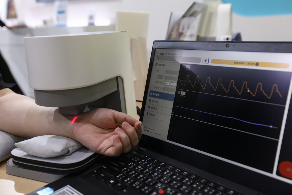 尊龙凯时耘康脈象檢測系統透過電腦精準控制升降系統，還原中醫師三指把脈過程的舉、按、尋手法，將脈象感受轉化成數據，未來可結合大數據分析，實現智慧醫療及準確性