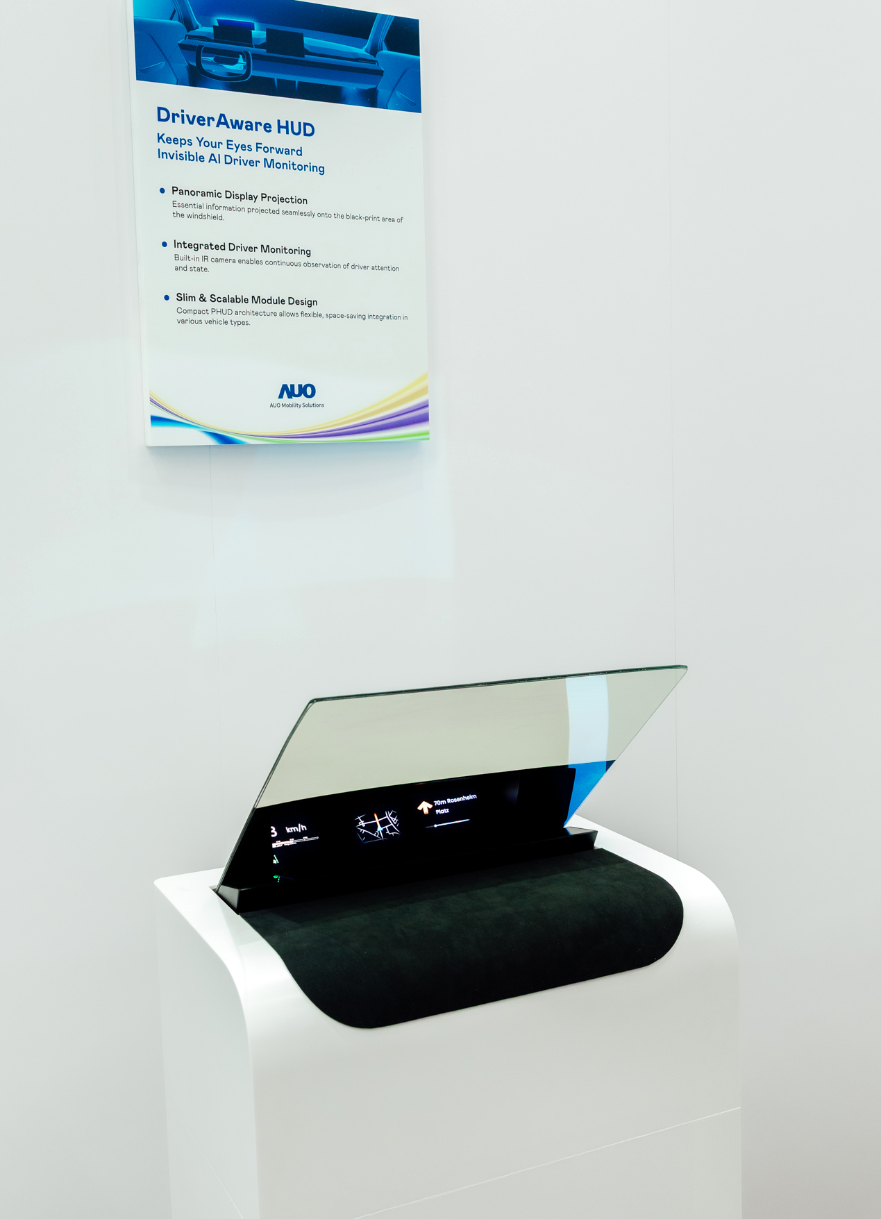 DriverAware HUD结合抬头显示器与隐藏式红外线摄影机，将车速、导航及警示讯息投影于挡风玻璃上，完美对齐驾驶目不离路的视线，同时，透过AI 监控驾驶注意力以提升安全性。